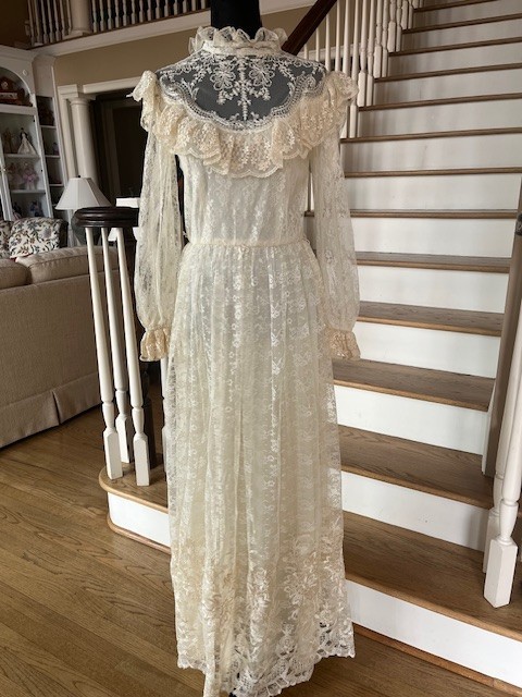 Vintage Heirloom Pristine condition size 6-ish wedding gown with train