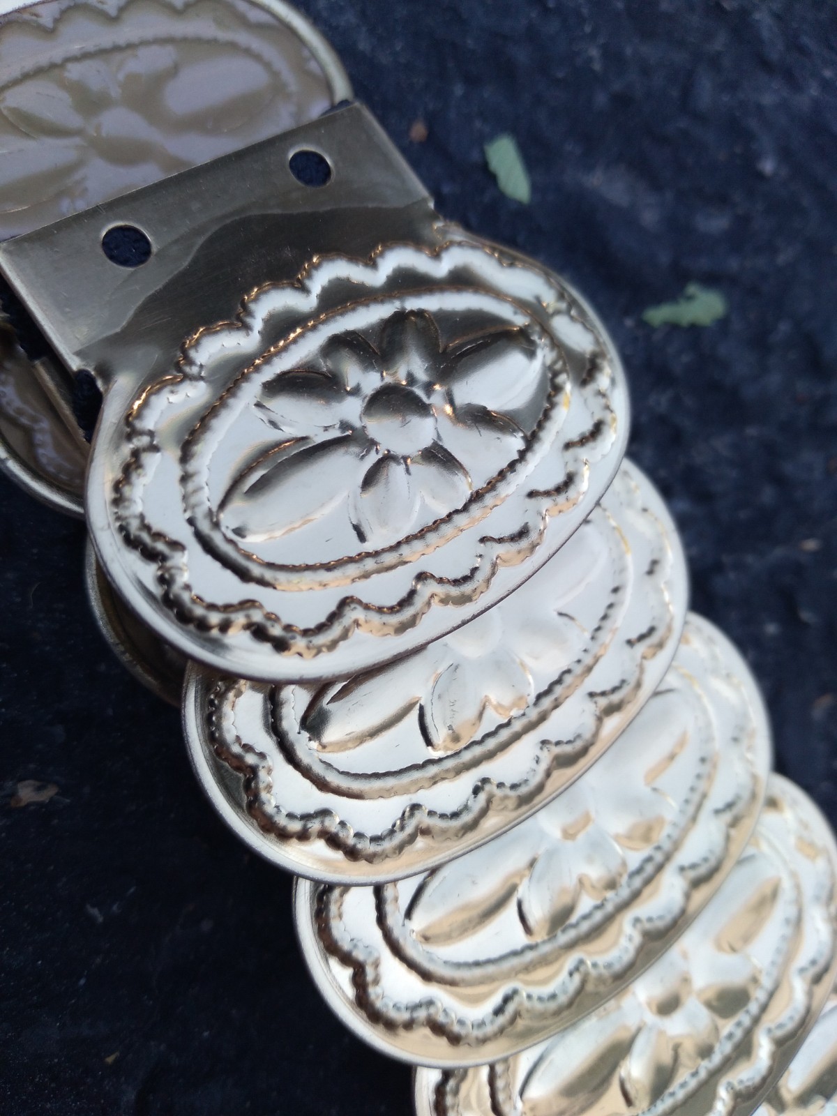 Vintage Oval Metal Elastic Belt 24 in Flower Gold Tone Stretchy 1980s