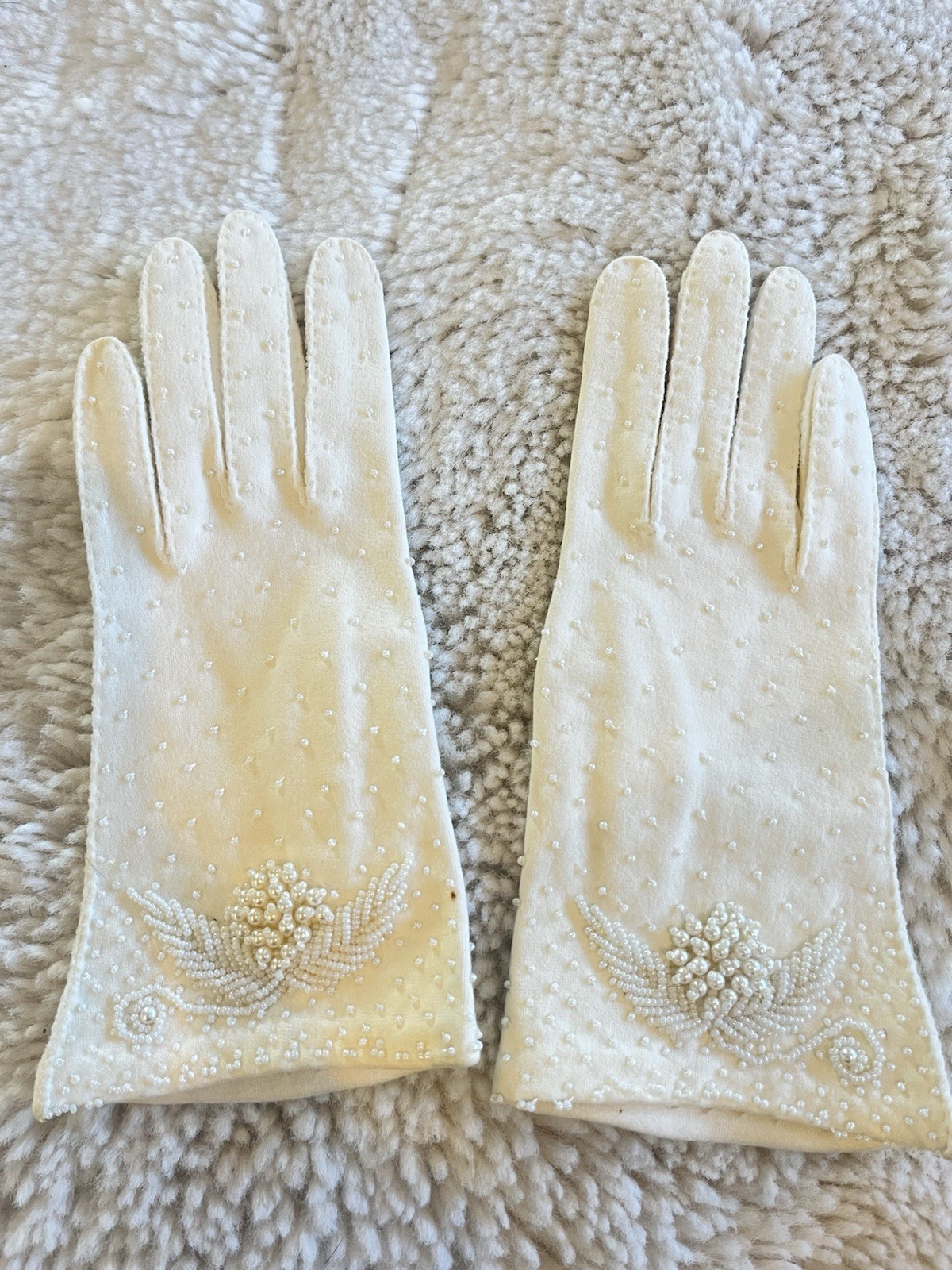 Vintage 1950’s short Beaded Gloves White Size 6 Hong Kong double cotton
