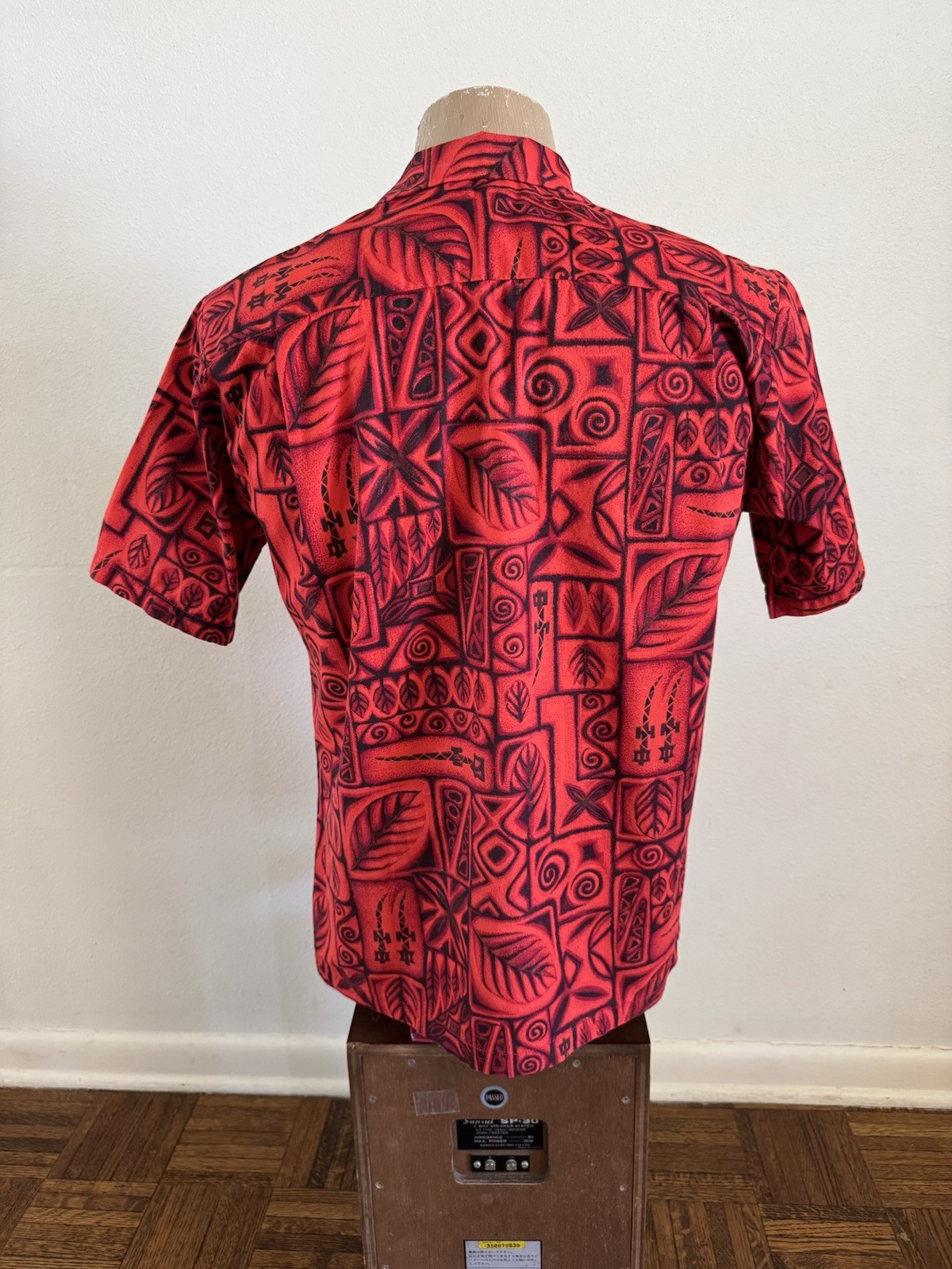 1960s 70s Vtg HOOKANA Novelty Print Hawaiian Shirt Medium Tiki Aloha Surf Red