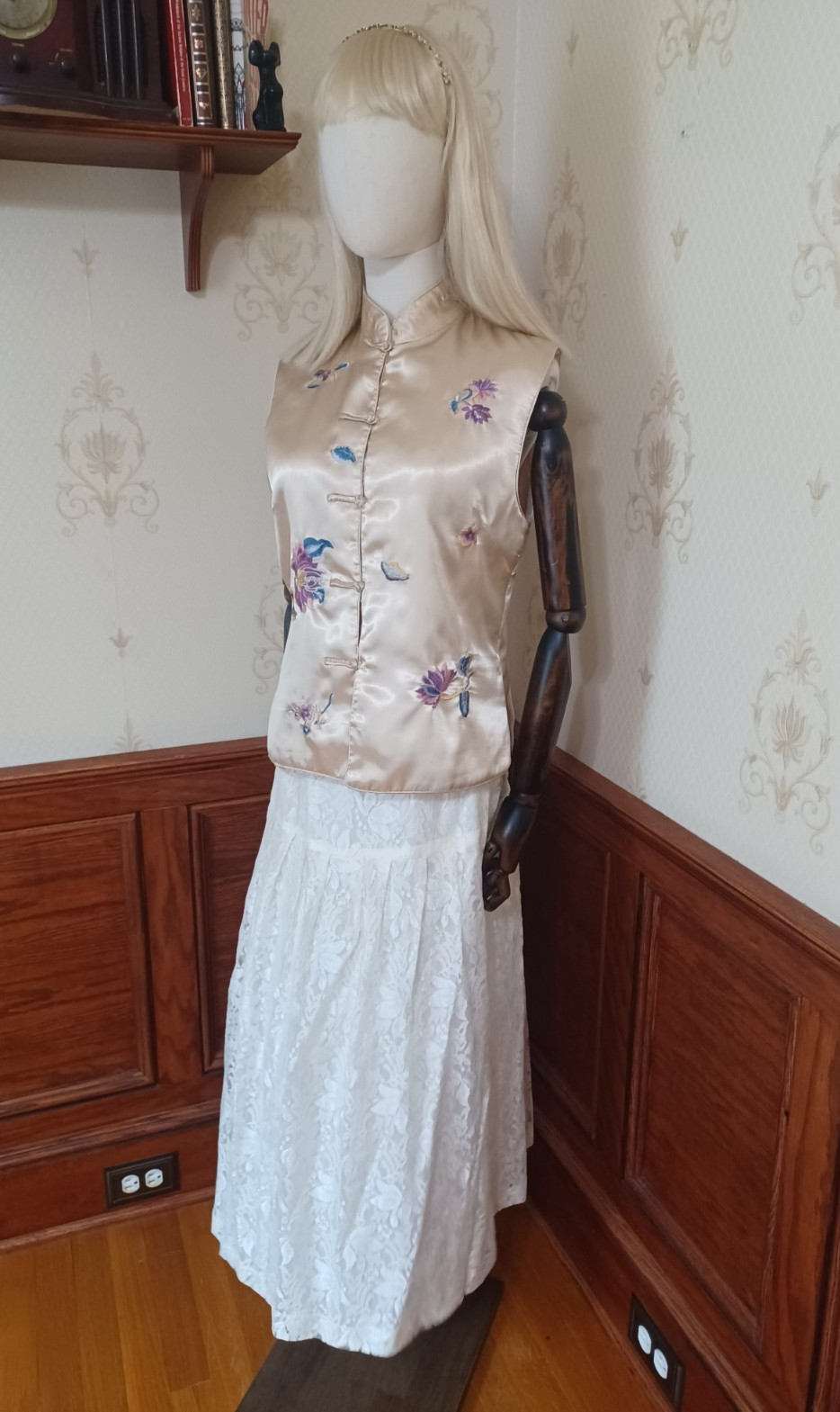 Vintage 1980s/1990s Shieh Hwa Classics Chinese Satiny Champagne Embroidered Vest