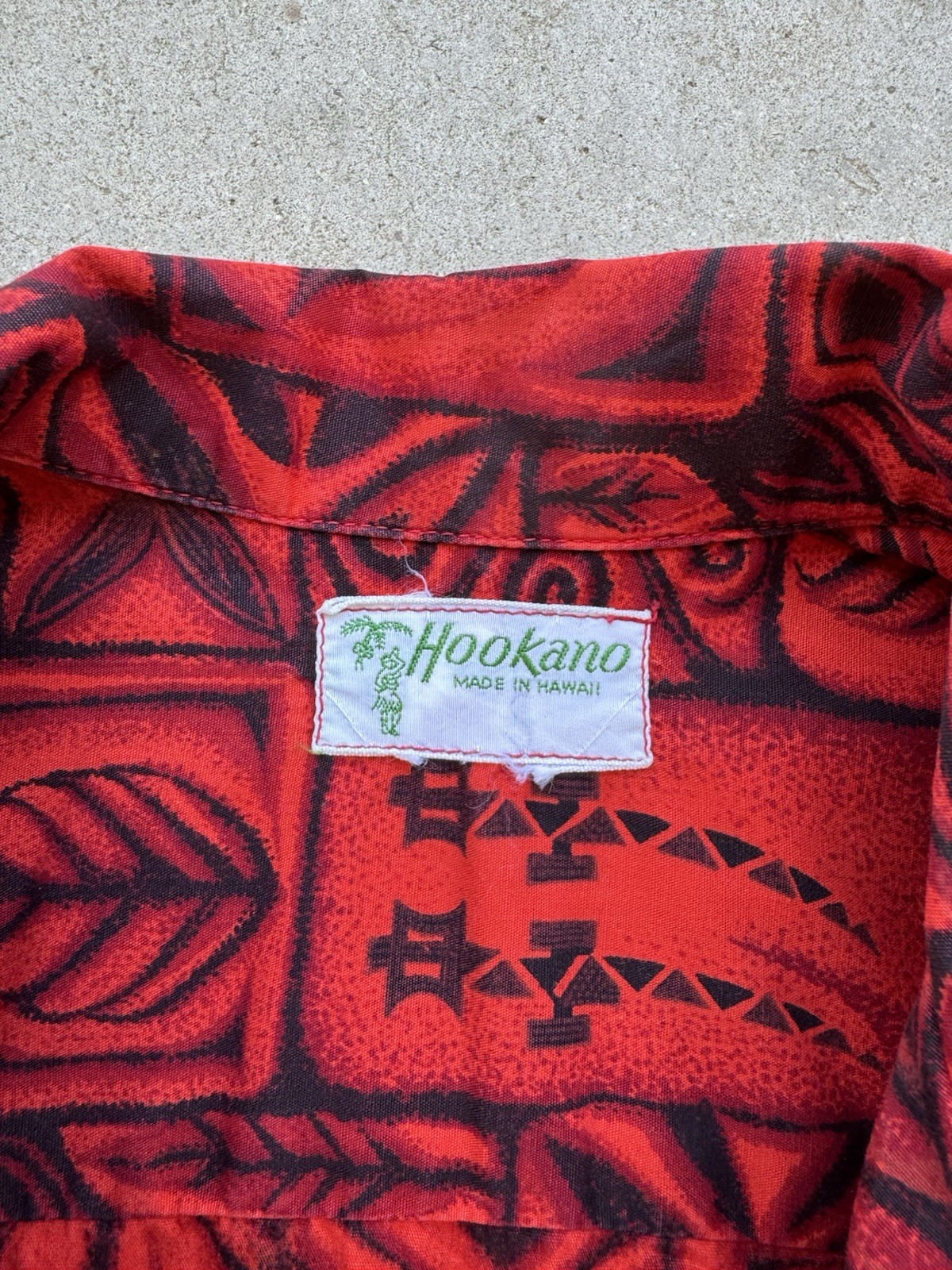 1960s 70s Vtg HOOKANA Novelty Print Hawaiian Shirt Medium Tiki Aloha Surf Red