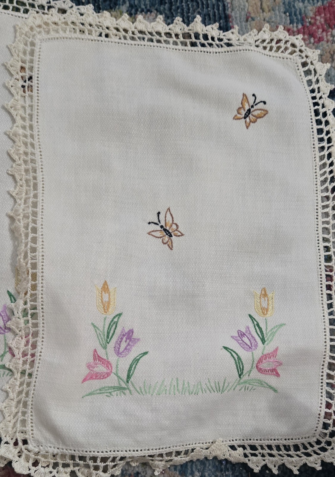Set of 6 Vintage White Embroidered Floral doilies with Lace Trim