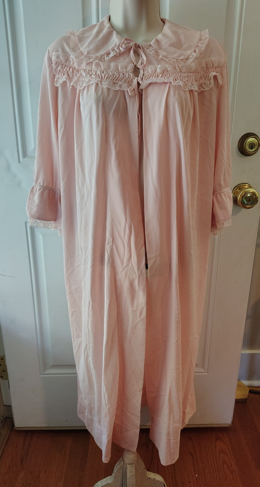 Vtg. Ladies Nylon Robe sz M/L. Handmade 1960.EUC. Rose Color. 3/4 sleeve.