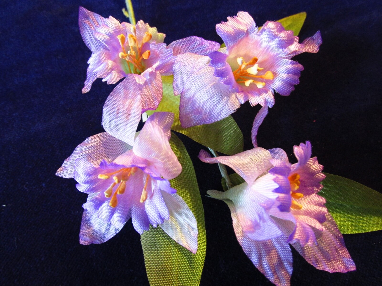 Vtg Millinery Flower 1 1/2″ Orchid 4pc Bunch Purple Violet with Faint Pink Y240a