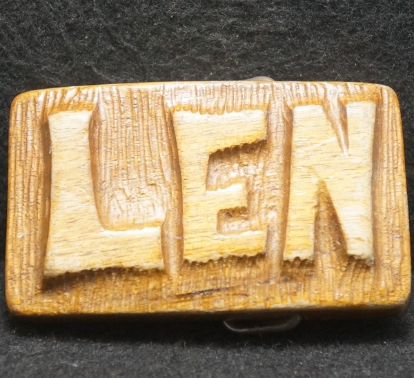 XG13149 VERY COOL VINTAGE 1970s ****LEN**** NAME FASHION MENS WOODEN BELT BUCKLE