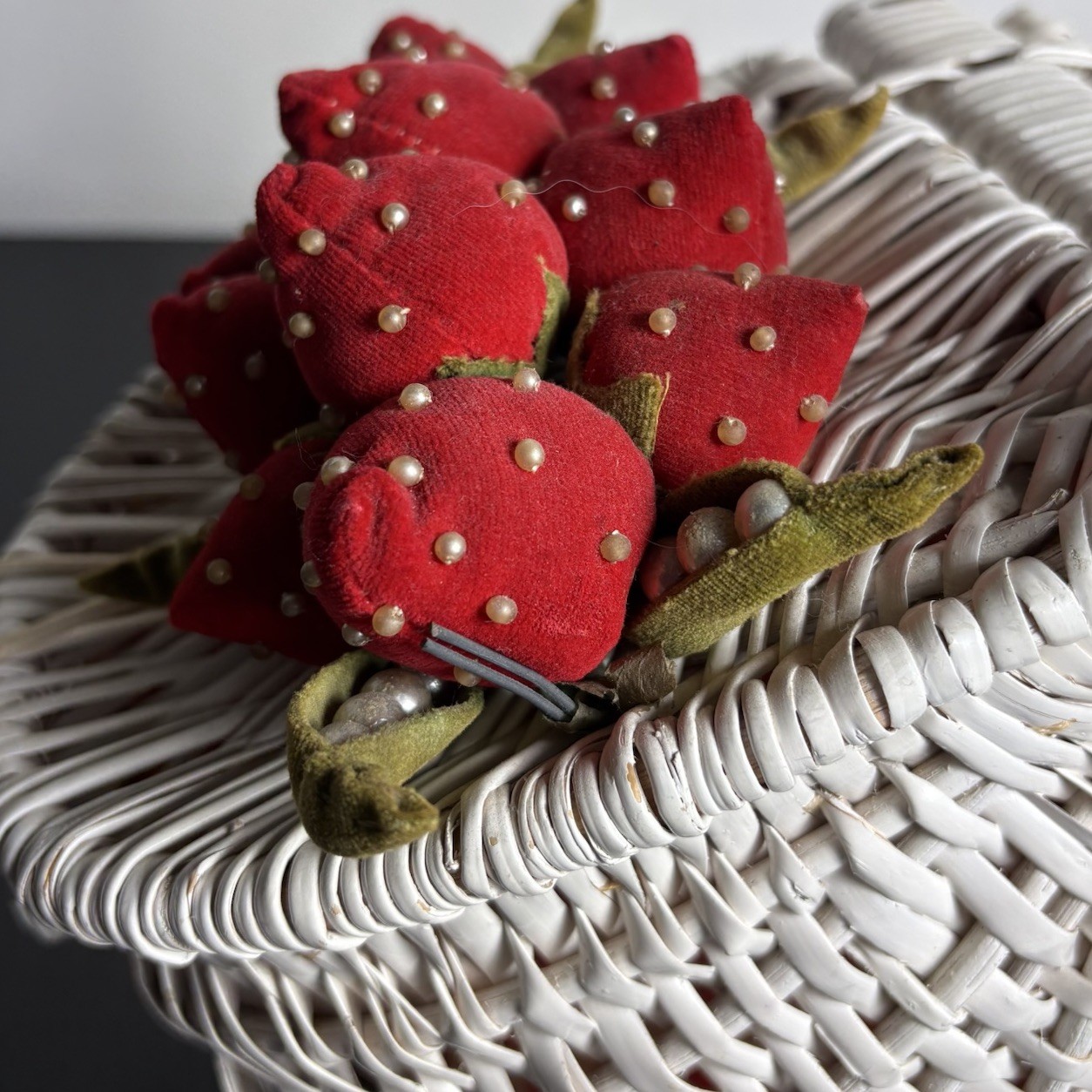 Vintage Mid-Century White Wicker Basket Purse Strawberry Theme Pinup Japan