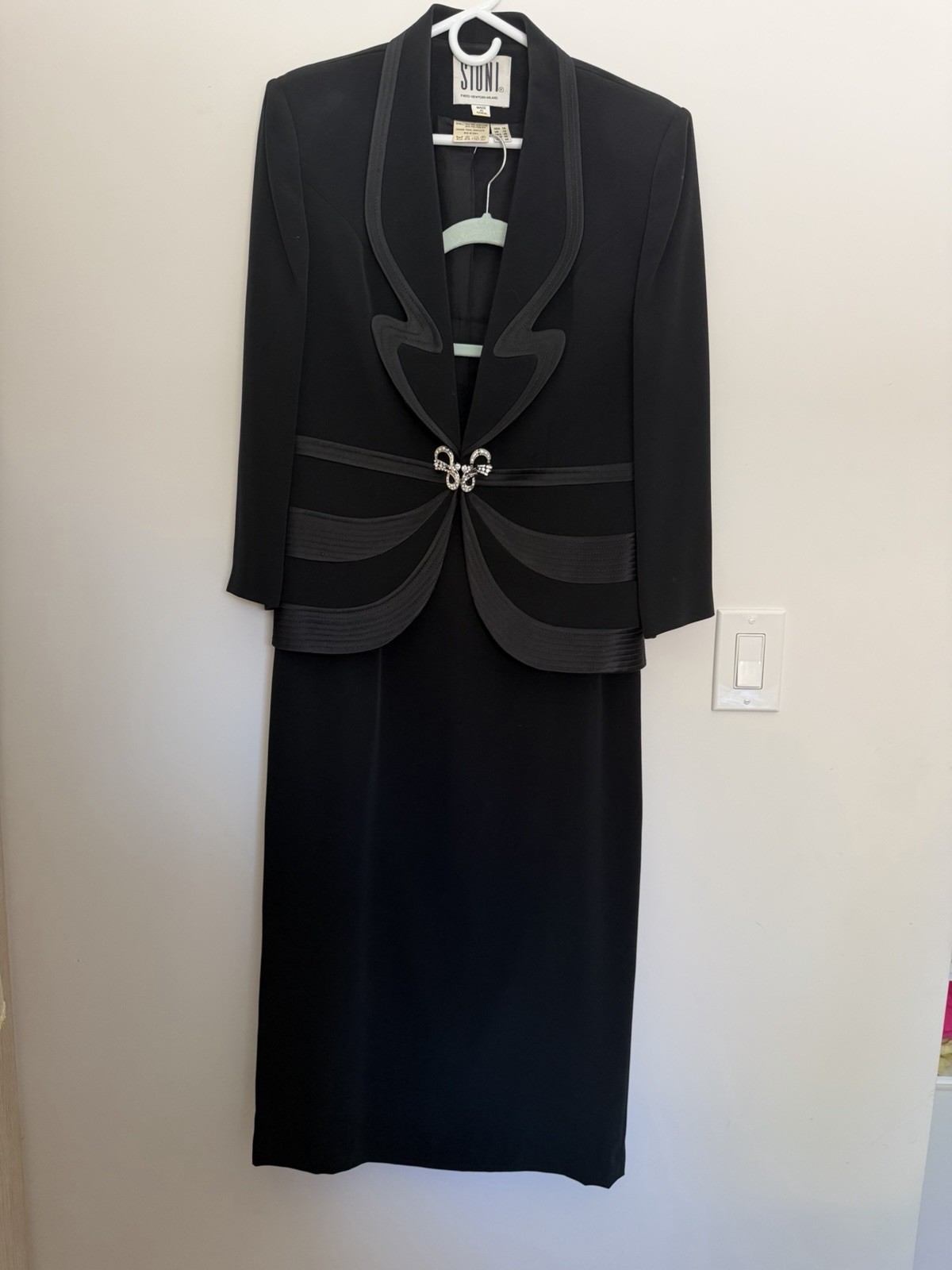 Vintage SIONI black 2 piece formal skirt suit set blazer Sz 10 rhinestone clasp