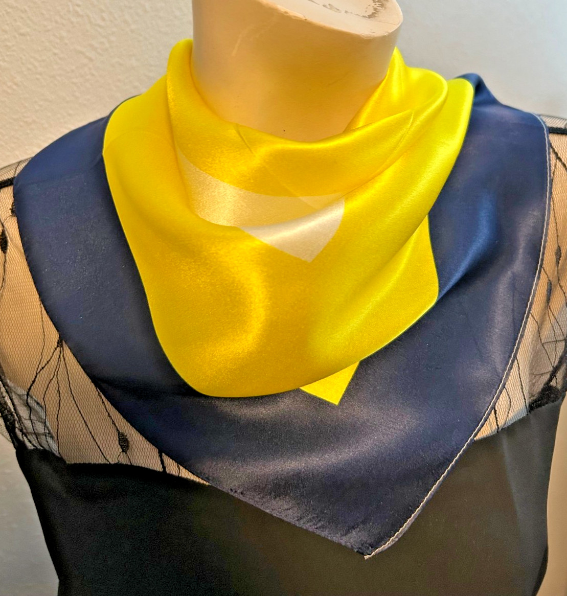 NEW 21.5 x 21.5 In. Sq. Med. Blue, White, Yellow Geometric 100% Silk – SS 1049