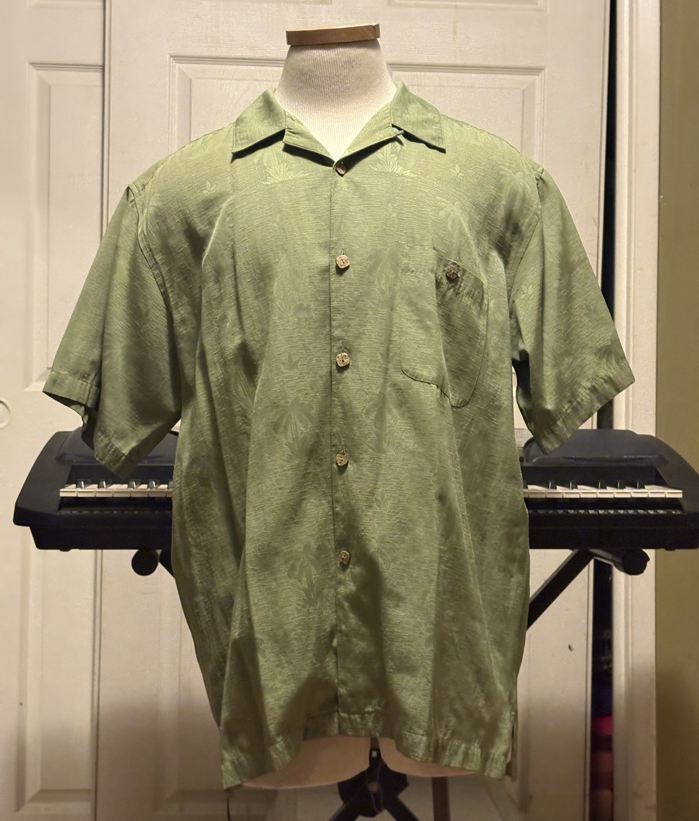 2000s Vintage Size L Men’s Short Sleeved Hawaiian Shirt