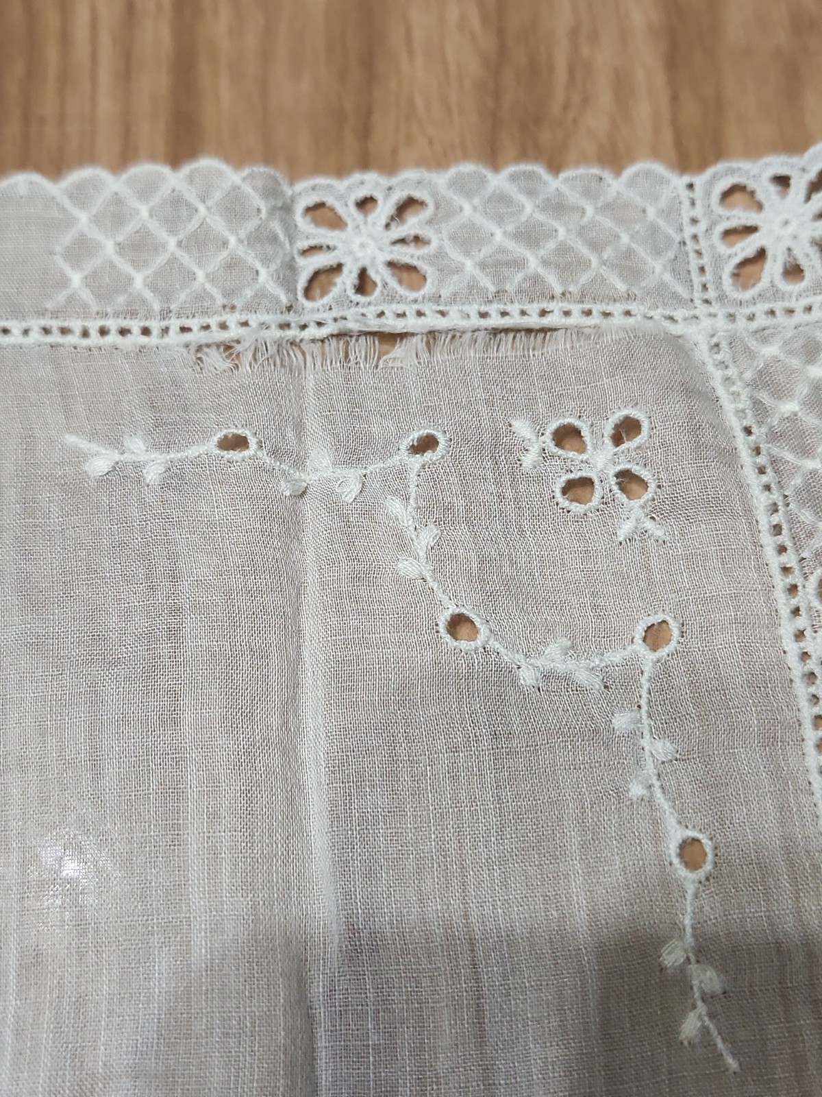 4 Vintage Hankerchiefs Embroidered Linen And Cotton See Description