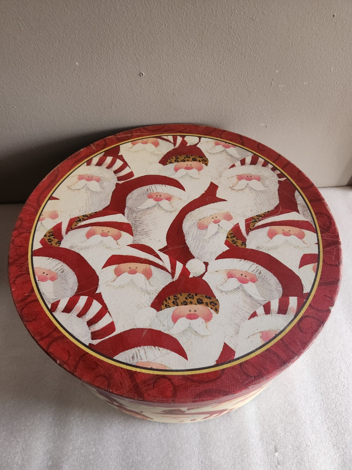 Round Christmas Hat Box Santa Pattern by “Hobby Lobby” 2012 Item# CNB-17 15″×6⅜”