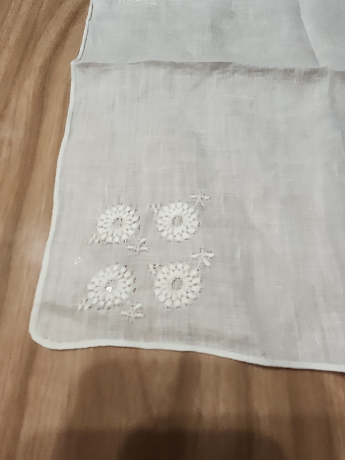 4 Vintage Hankerchiefs Embroidered Linen And Cotton See Description