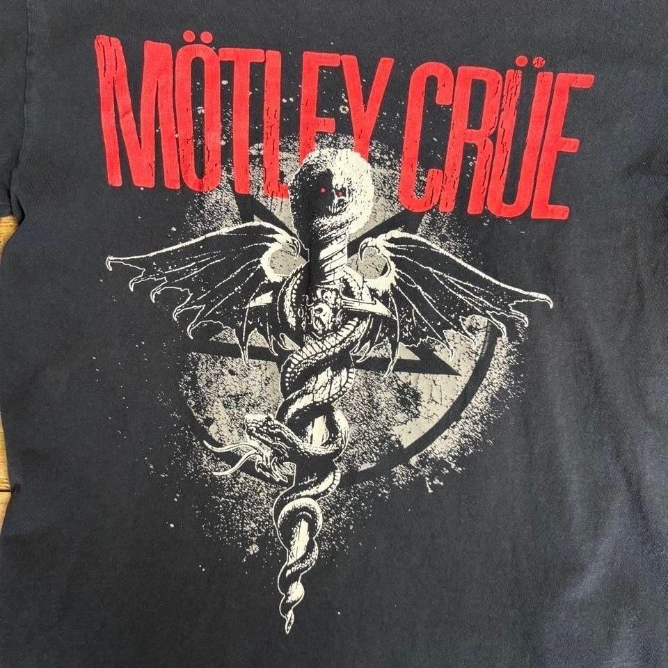 Motley Crue Black grunge rock band t shirt. Item 430