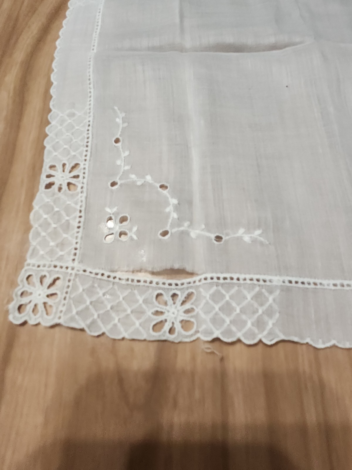 4 Vintage Hankerchiefs Embroidered Linen And Cotton See Description
