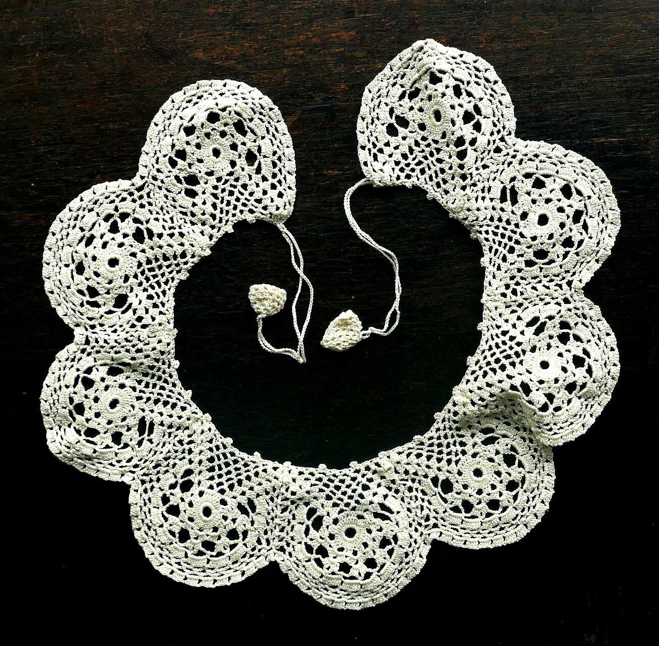Hand Crochet Vintage COLLAR NEW NOS Hungary Romania Scalloped Edge Cotton Cream
