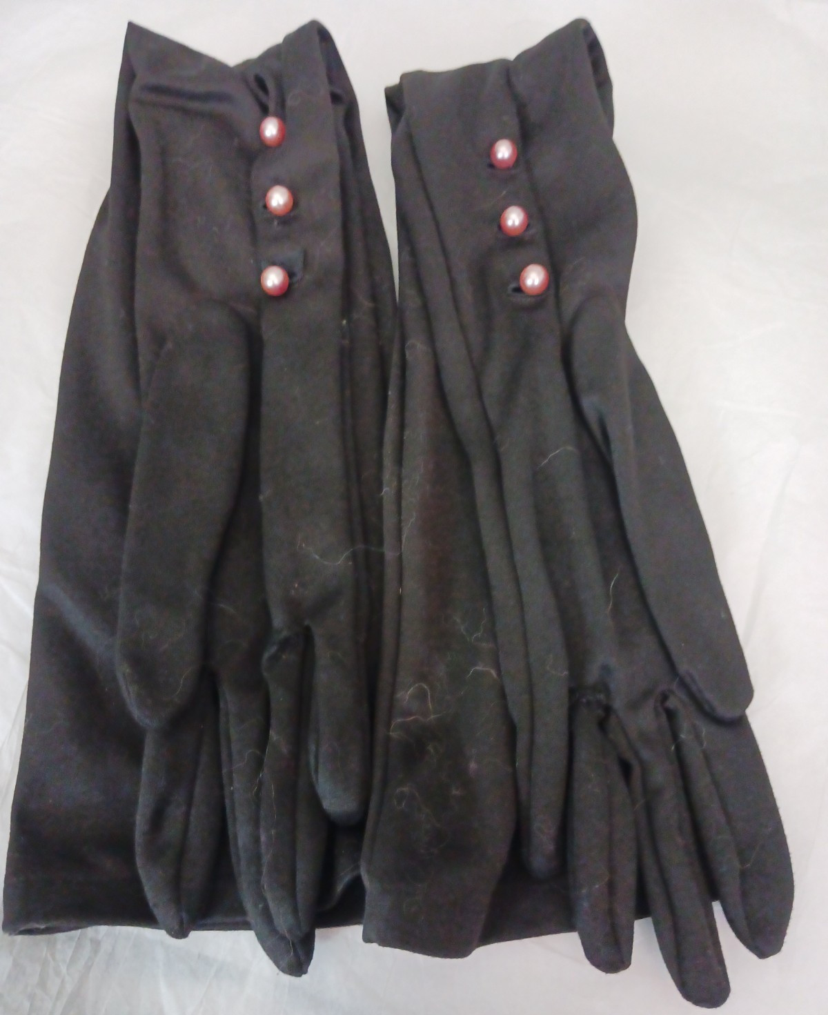 VINTAGE UNBRANDED LADIES BLACK OPERA LENGTH EVENING GLOVES w/FAUX PINK PEARLS