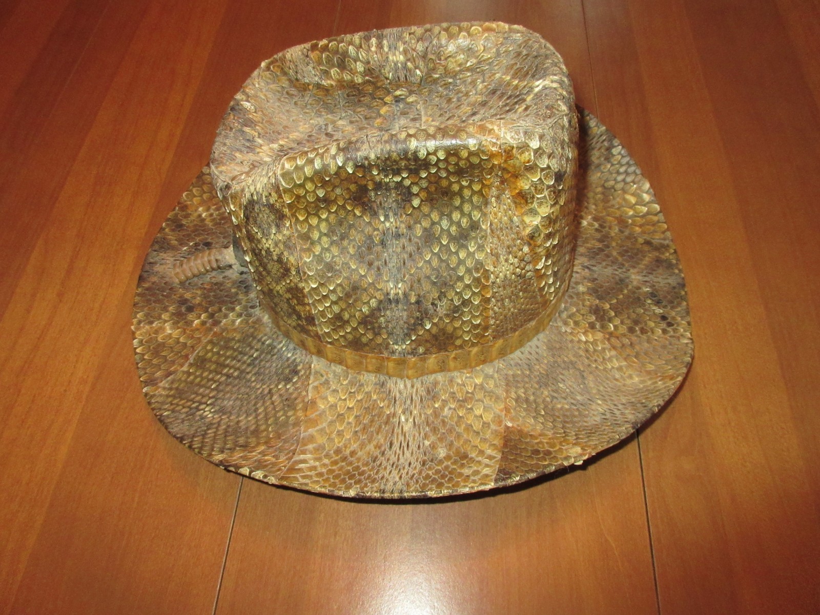 VINTAGE DYNAFELT DERBY RATTLESNAKE SKIN COWBOY HAT WITH RATTLE SZ 6 7/8 RARE