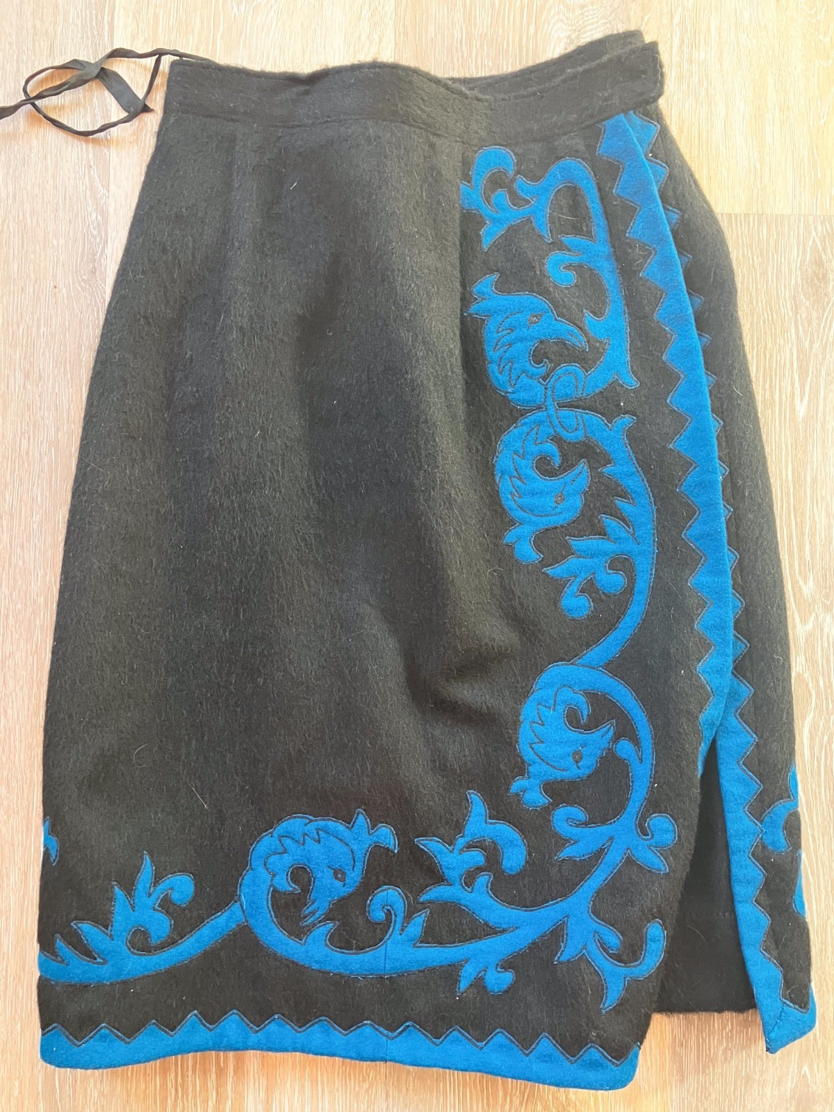 Vintage Black Felt Skirt Blue Applique Folk Art Western Midi Skirt Womens