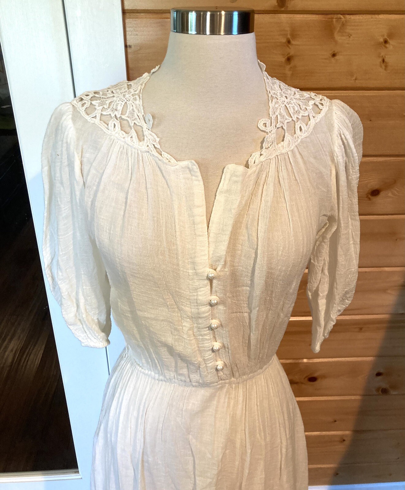 Vintage 1960s India gauze hippie dress, white full skirt crochet shoulder B 38