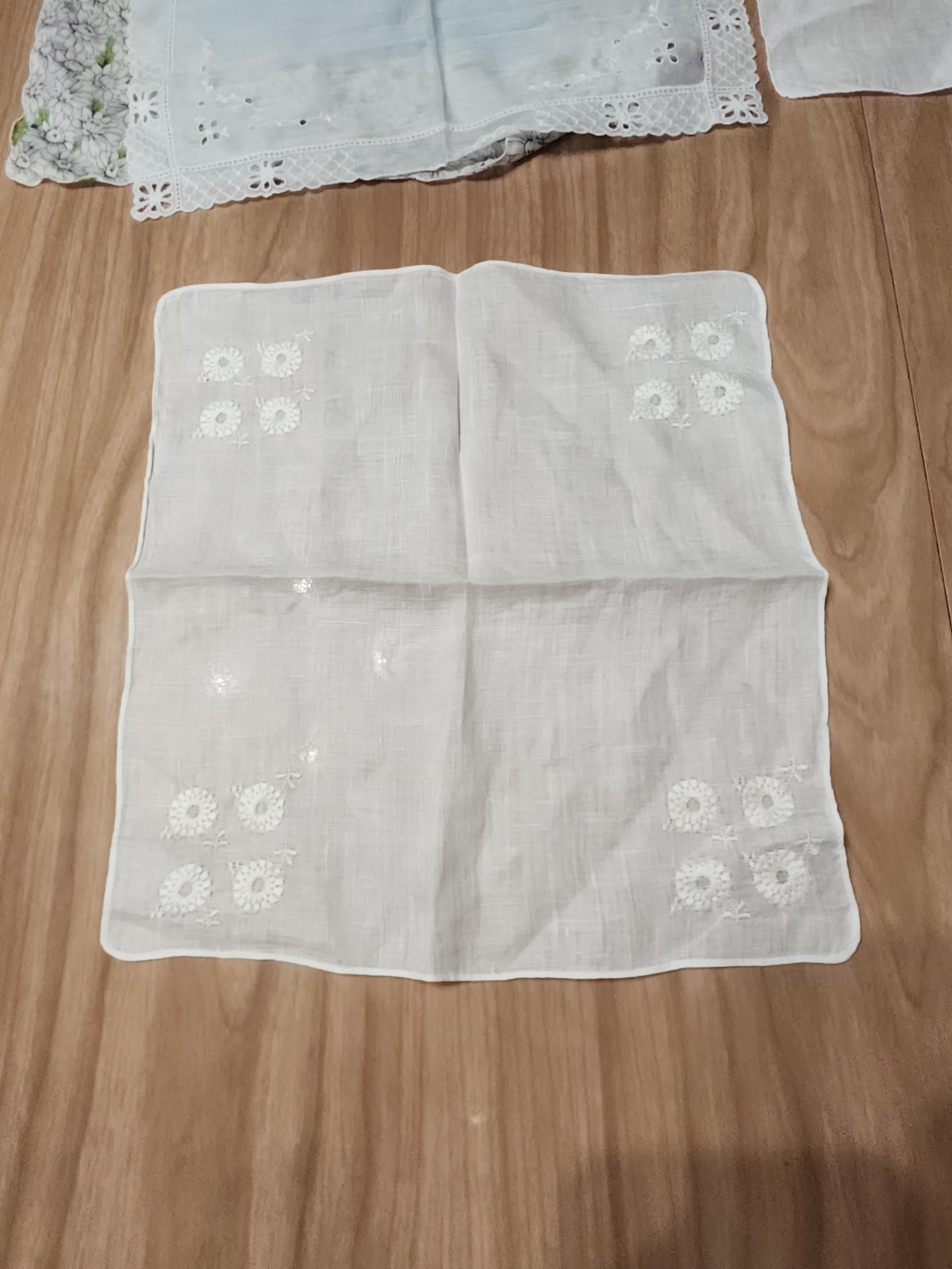 4 Vintage Hankerchiefs Embroidered Linen And Cotton See Description