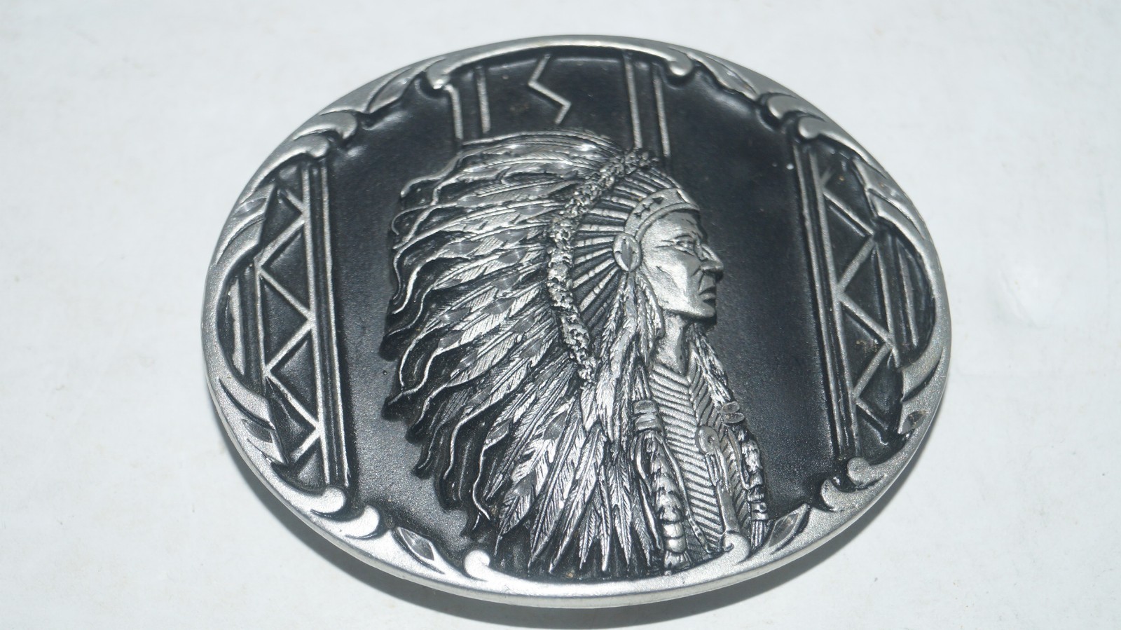 VINTAGE 1990 BLACK/SILVER EMBOSSED NATIVE AMERICAN INDIAN CHIEF BELT BUCKLE USA