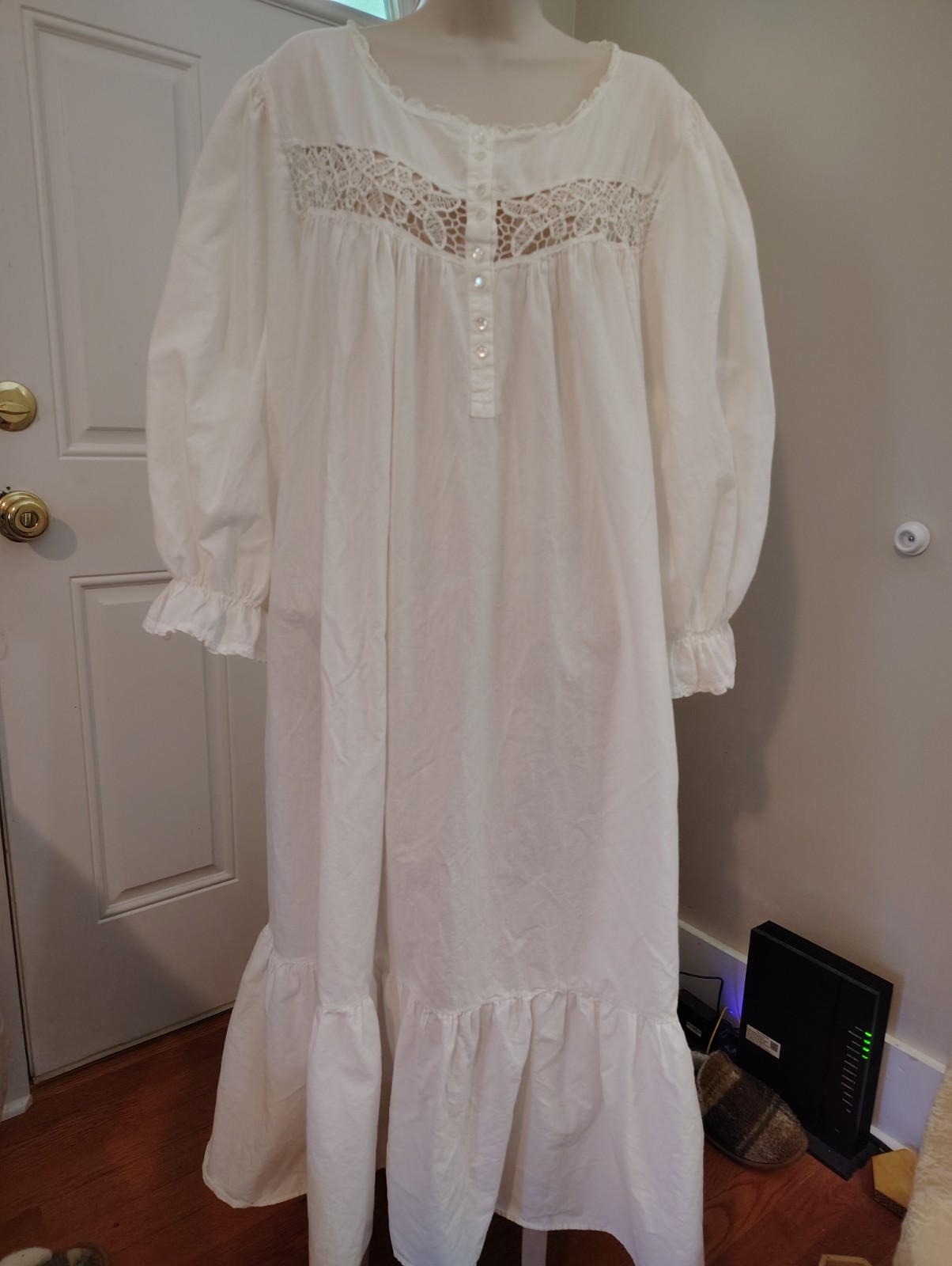 Woman’s Vtg Nightgown. Beautiful, white, 100% Cotton. Sz.2X.Very soft & feminine