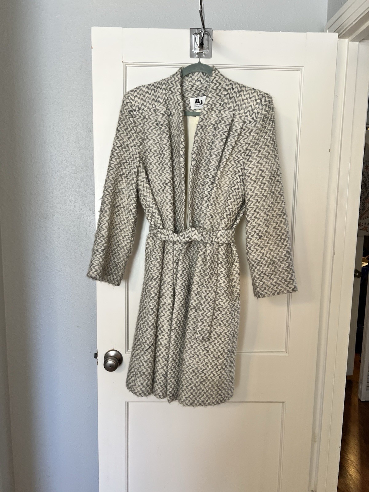 MJ SEATTLE Coat with Belt. Lined with Shoulder Pads. Lined Vintage