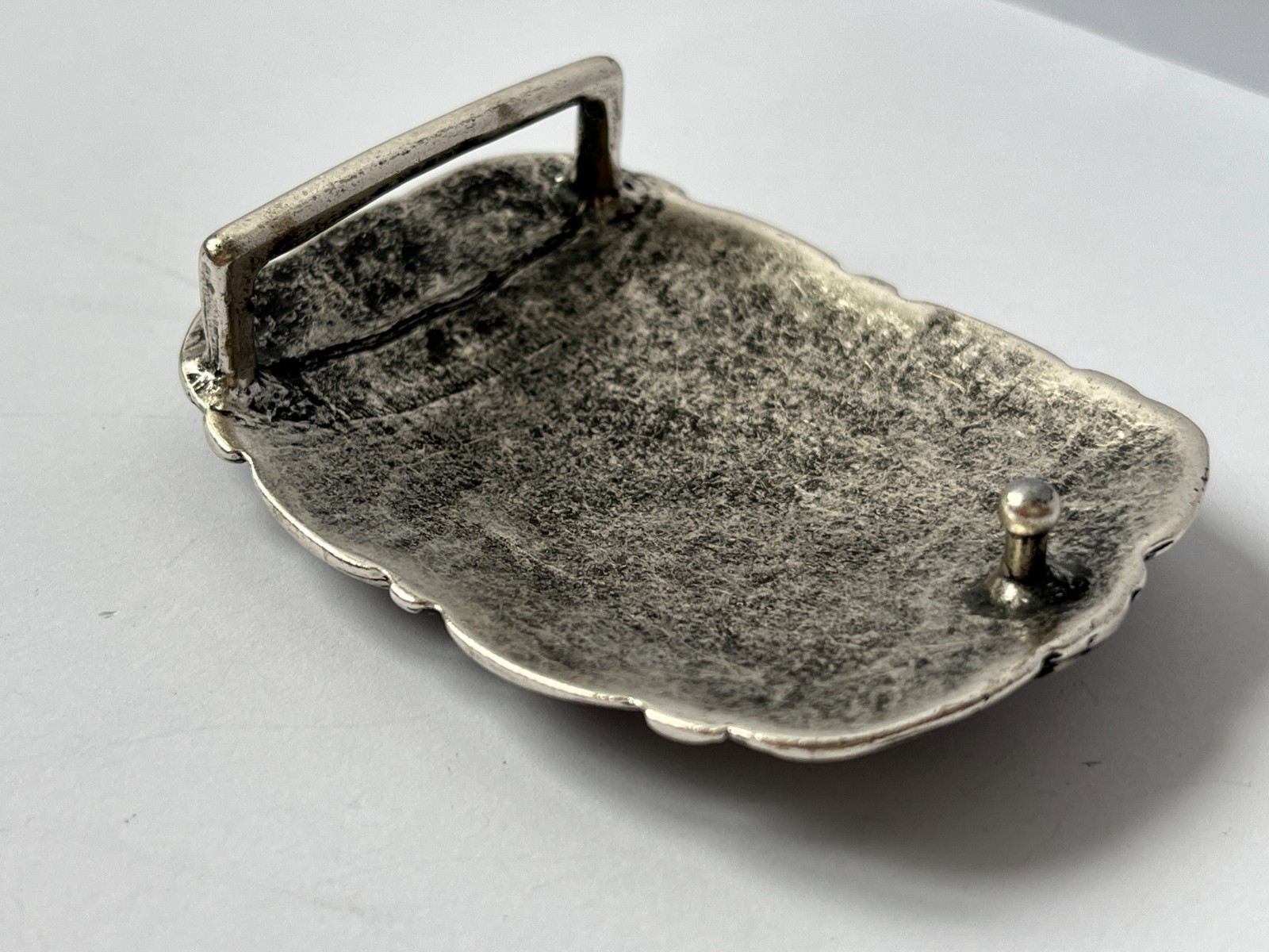 Beautiful vintage buckle, silver-tone, metal alloy.