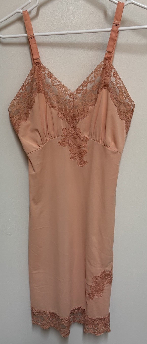 Vintage Unbranded Peach Nylon Full Slip w/ Lace Size 34 SHIPS FREE