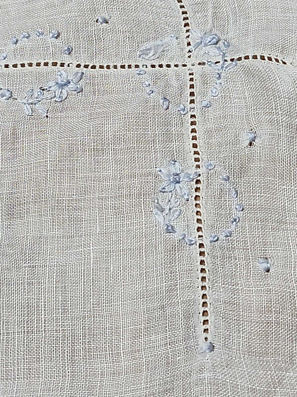4 Vintage Hankerchiefs Embroidered Linen And Cotton See Description