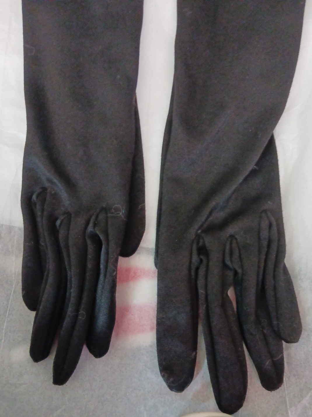 VINTAGE UNBRANDED LADIES BLACK OPERA LENGTH EVENING GLOVES w/FAUX PINK PEARLS