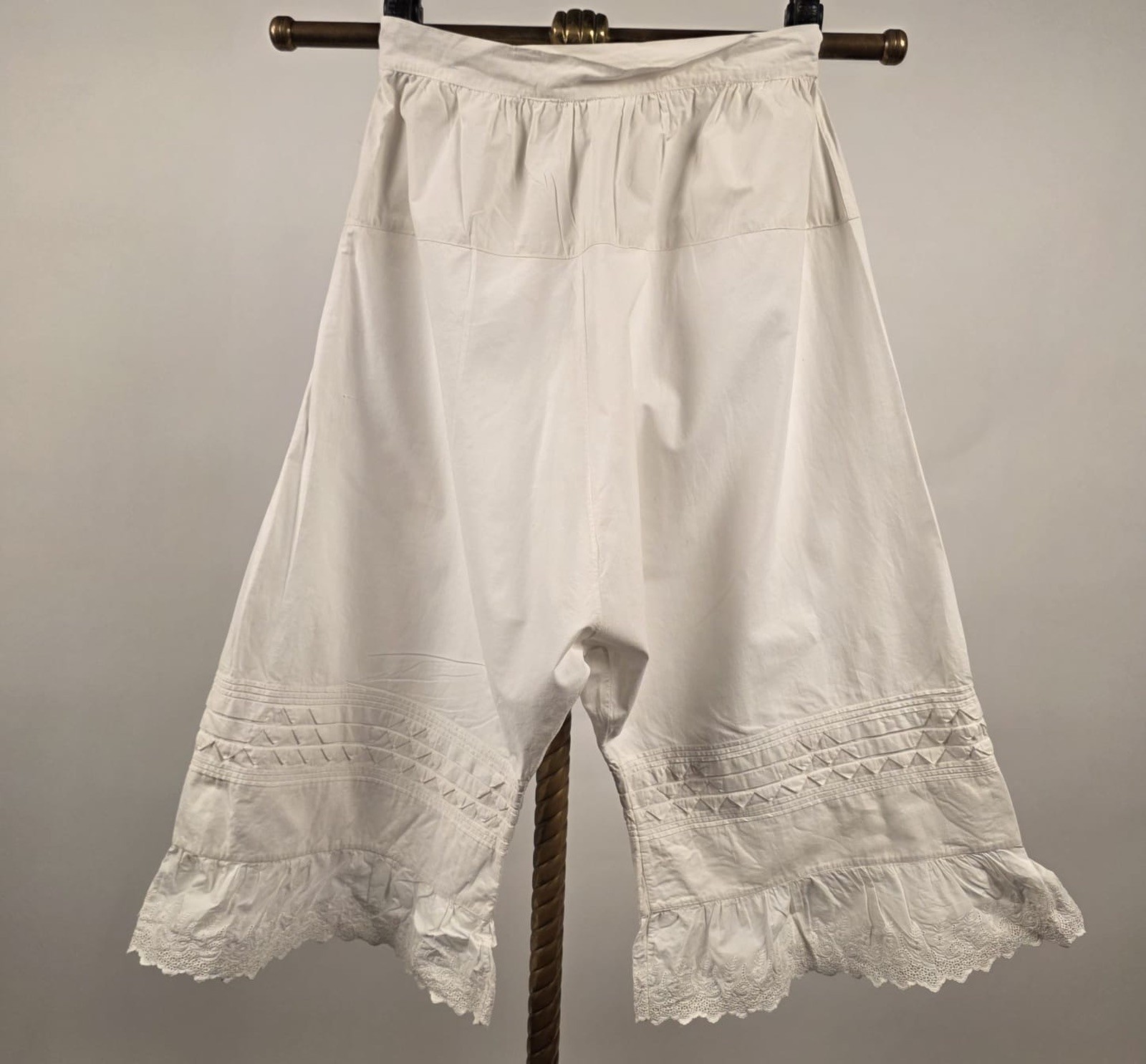 VICTORIAN 19TH C WHITE LINEN BLOOMERS W UNUSUAL SAWTOOTH PLEAT DETAILS + EYELET