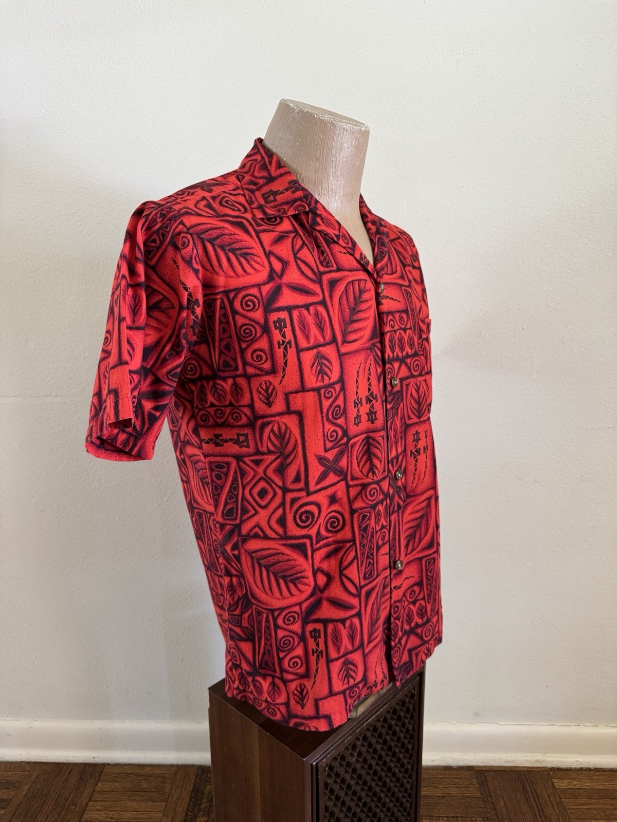 1960s 70s Vtg HOOKANA Novelty Print Hawaiian Shirt Medium Tiki Aloha Surf Red