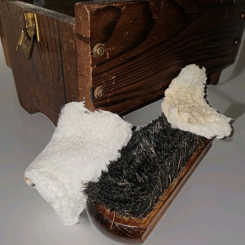 VTG Wooden Shoe Shine Box Horsehair Brush Primitive Rustic Americana Foot Rest