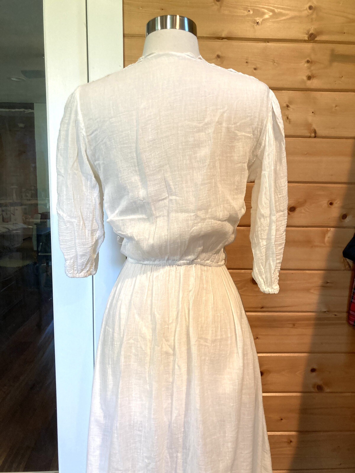 Vintage 1960s India gauze hippie dress, white full skirt crochet shoulder B 38