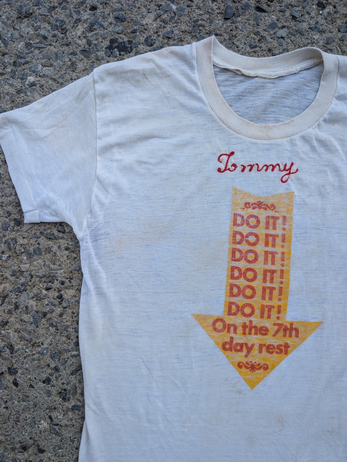 Vintage 70’s Distressed Paper Thin Chain stitched Tommy “Do It” Tee Size Medium