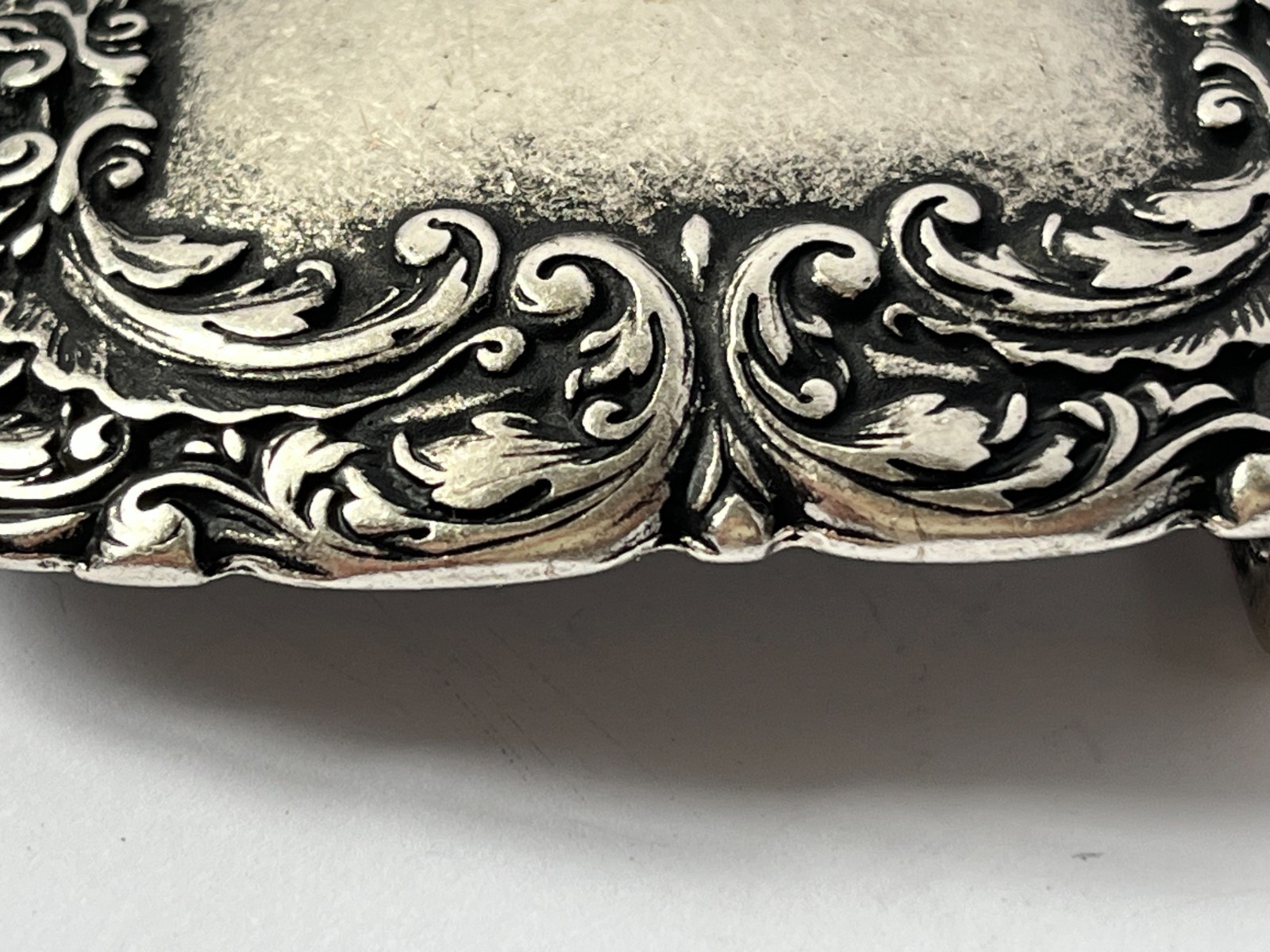 Beautiful vintage buckle, silver-tone, metal alloy.