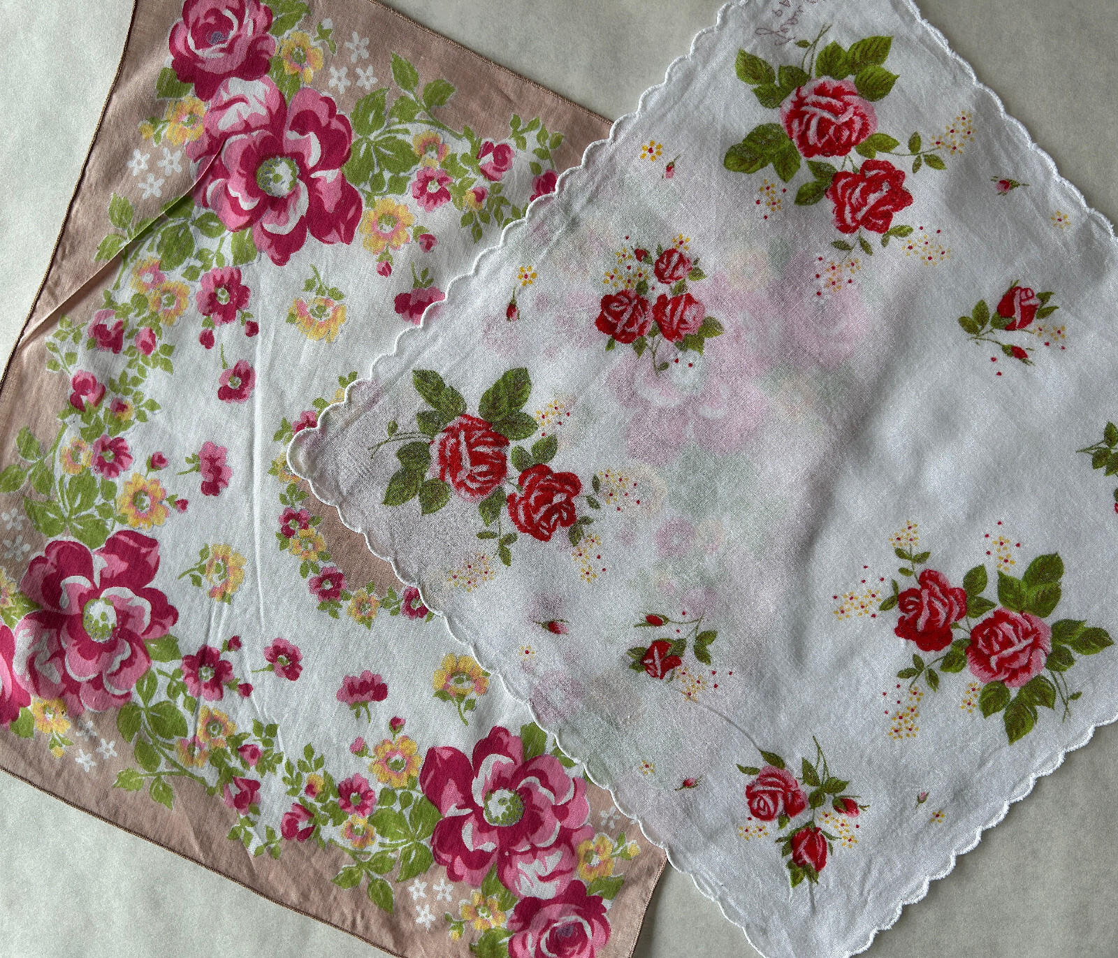 Vintage Ladies Handkerchief Lot of 2 Hankies Jeou ol’ey PARIS Scalloped Roses
