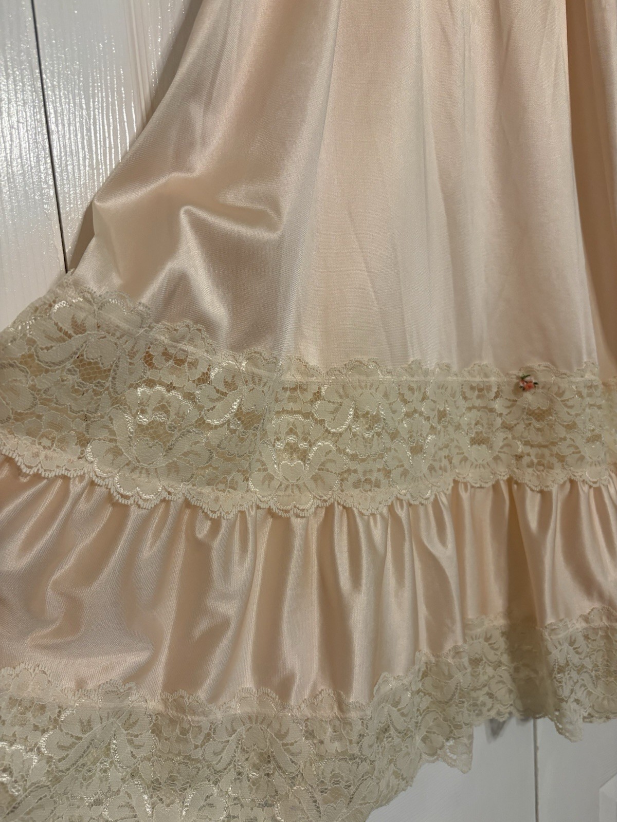 Vintage Applause M Half Slip USA Soft Ruffle Tiered Chantilly Lace Peachy Pink