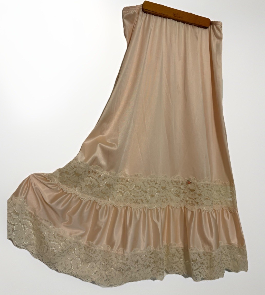 Vintage Applause M Half Slip USA Soft Ruffle Tiered Chantilly Lace Peachy Pink