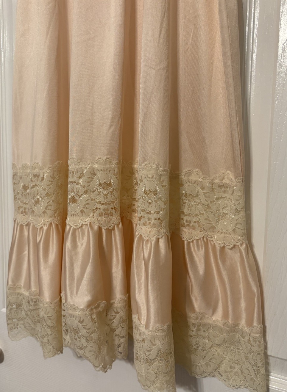Vintage Applause M Half Slip USA Soft Ruffle Tiered Chantilly Lace Peachy Pink