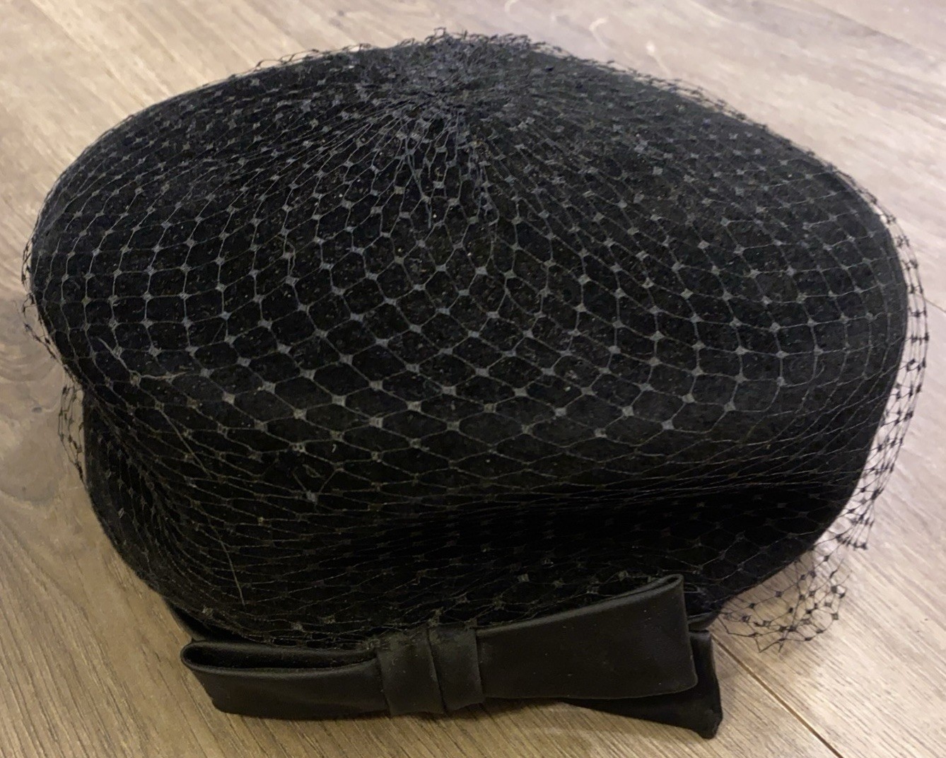 Peachbloom Velour Hat Women’s Pillbox Black Hat Veil Bow 1960s Cocktail Sz 23