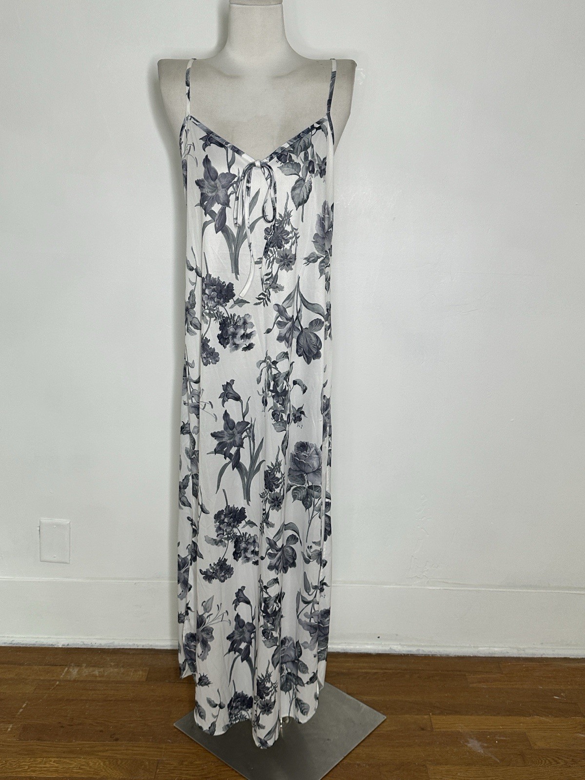 Vintage 80s Photorealistic Floral Moody Lounging Dress