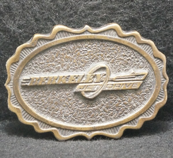 XG17122 VINTAGE 1970s *BERKELEY JET DRIVE* ADVERTISEMENT MENS BRASS BELT BUCKLE