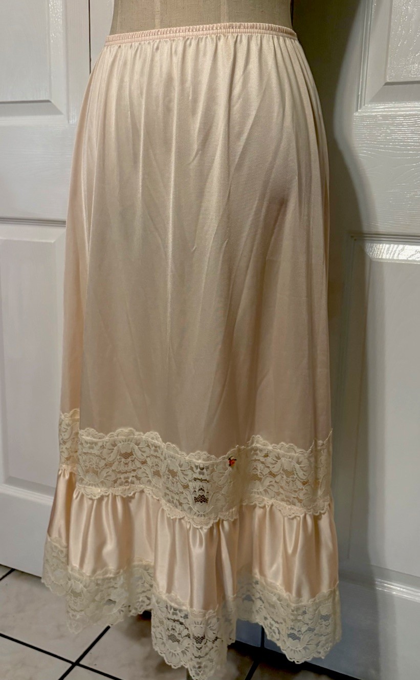 Vintage Applause M Half Slip USA Soft Ruffle Tiered Chantilly Lace Peachy Pink