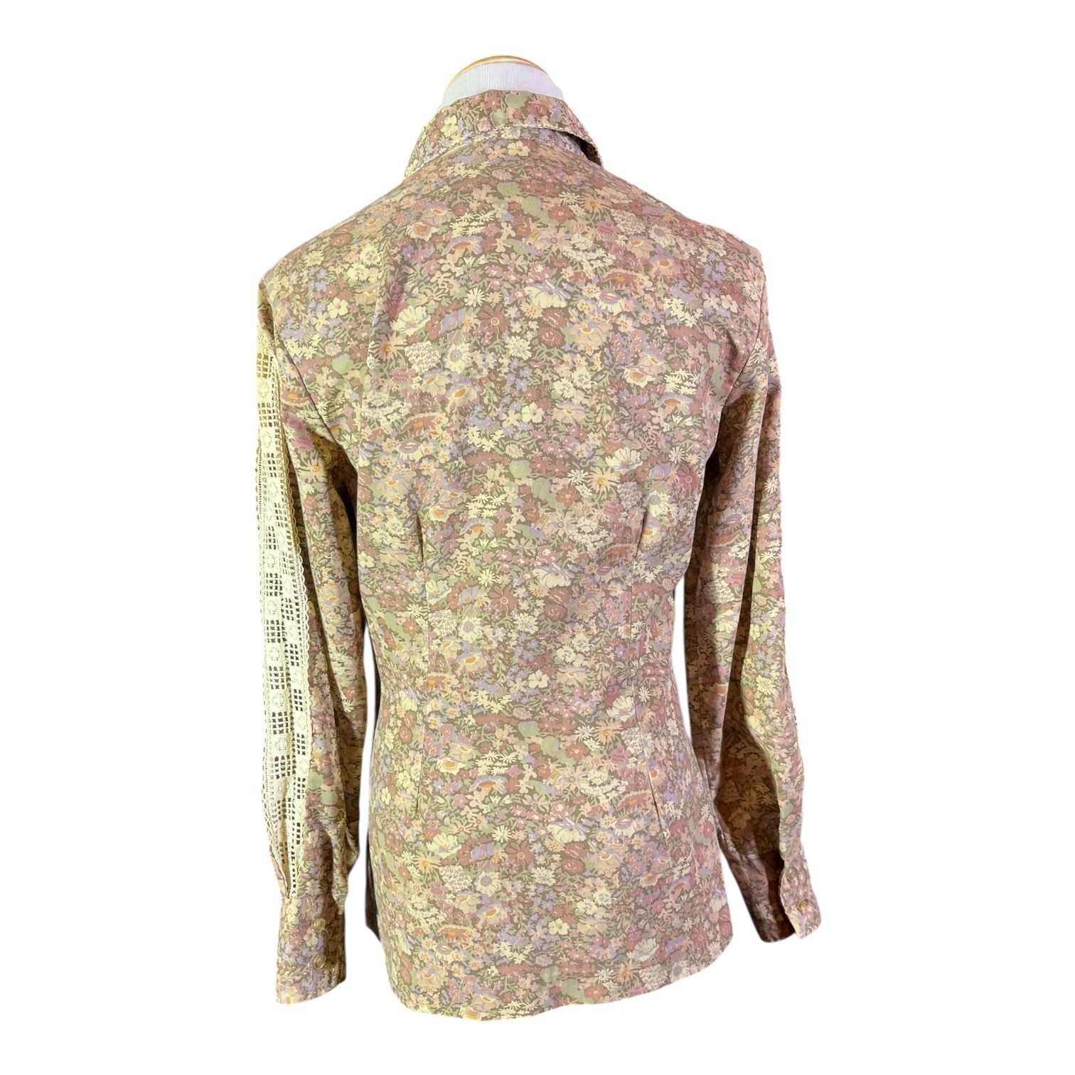 Vintage 70s or 80s Turtlebax Size 7/8 Floral Button-Up Shirt Lace