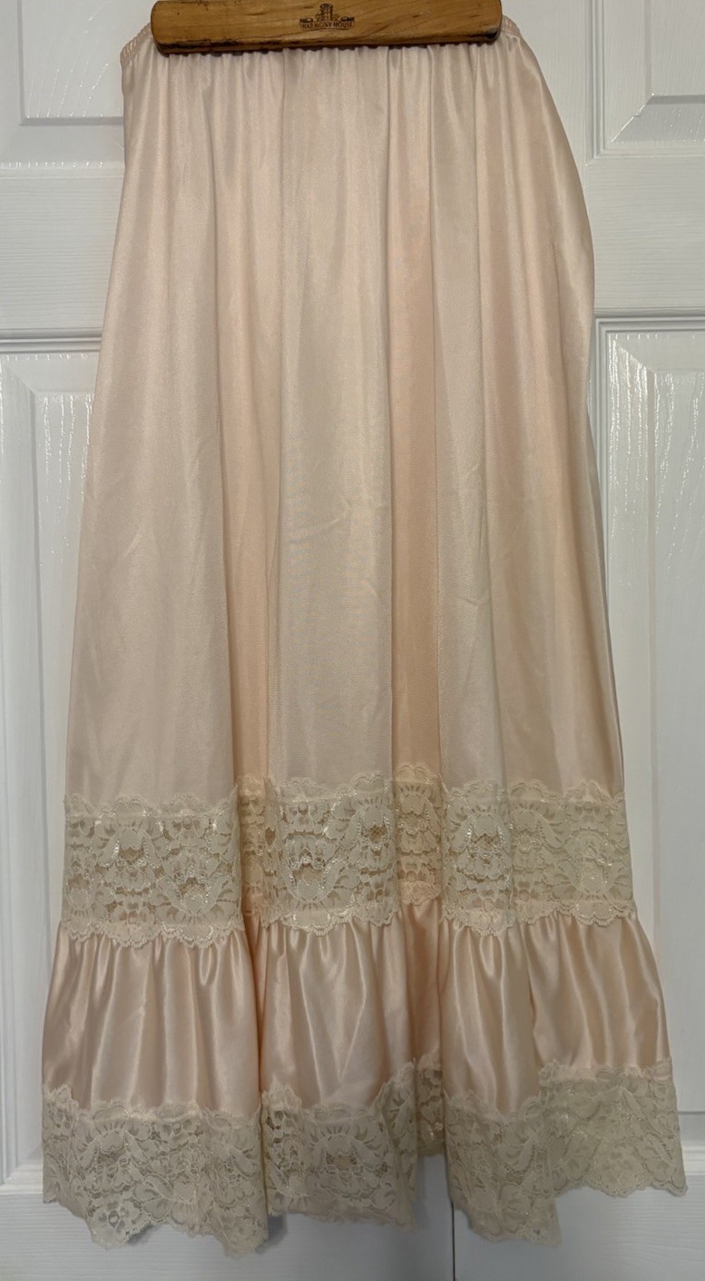 Vintage Applause M Half Slip USA Soft Ruffle Tiered Chantilly Lace Peachy Pink