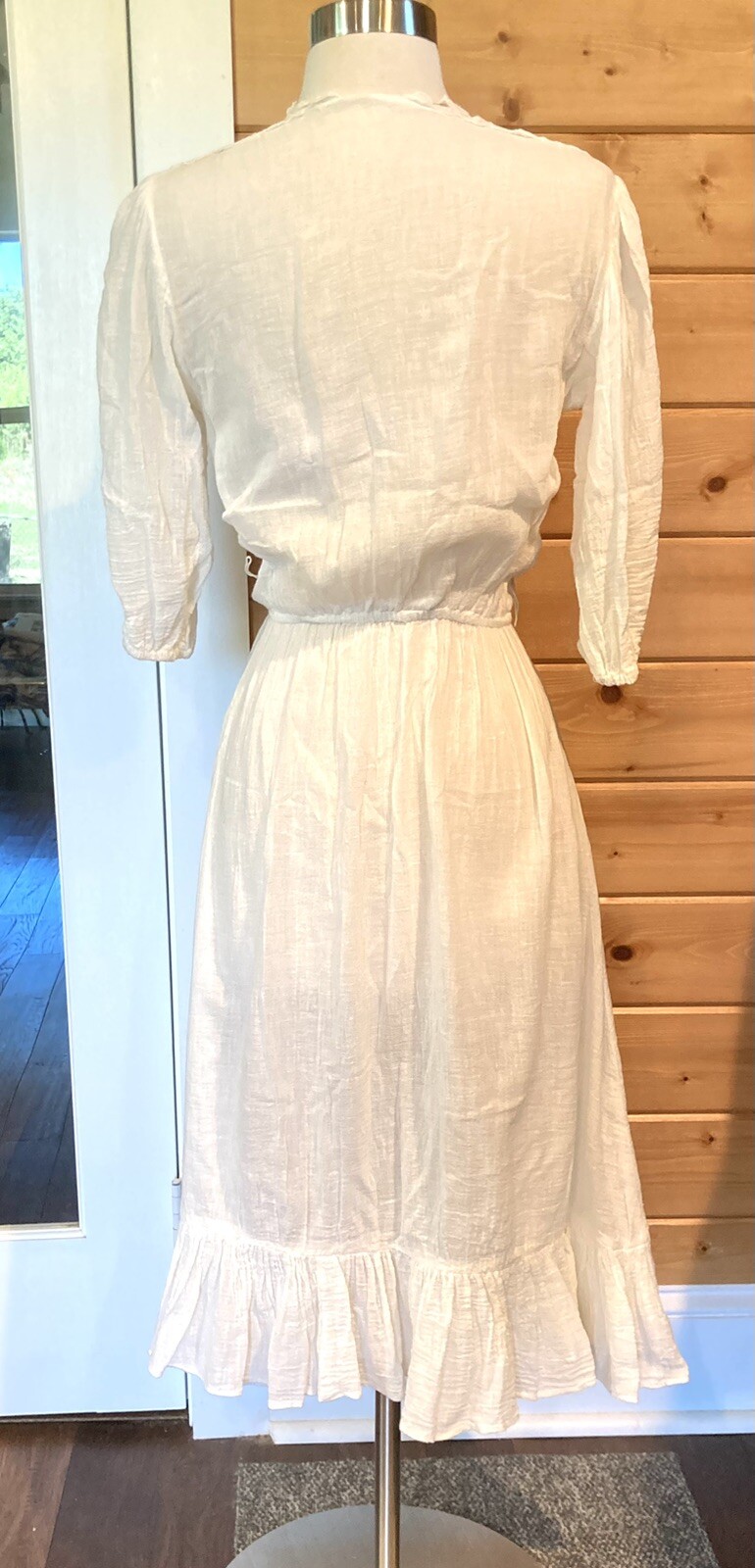 Vintage 1960s India gauze hippie dress, white full skirt crochet shoulder B 38