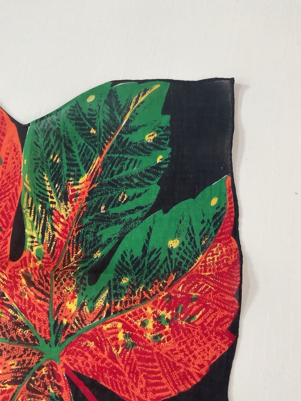 VINTAGE HANKIE – BEAUTIFUL FALL LEAF ON BLACK 12 1/2″